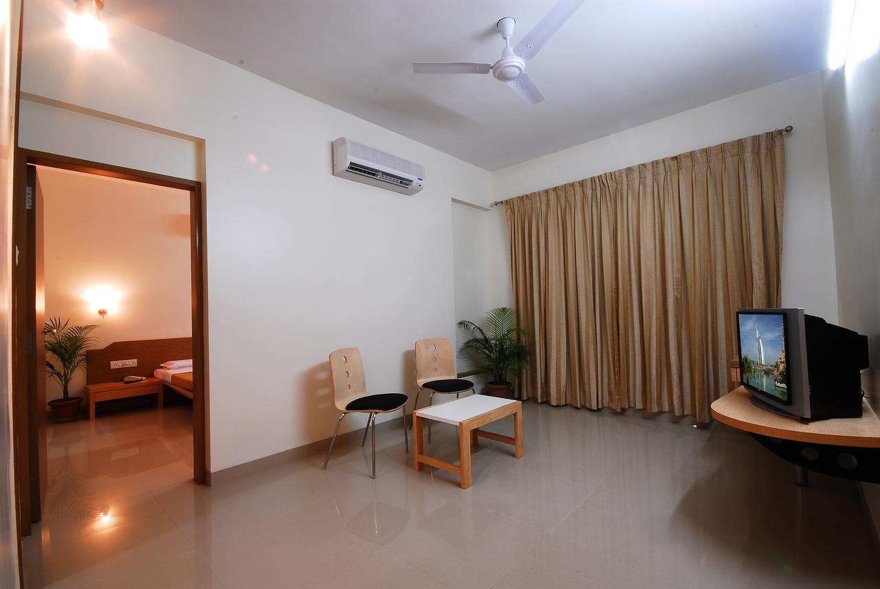 Hotel New Holiday Plaza Nashik Exterior photo