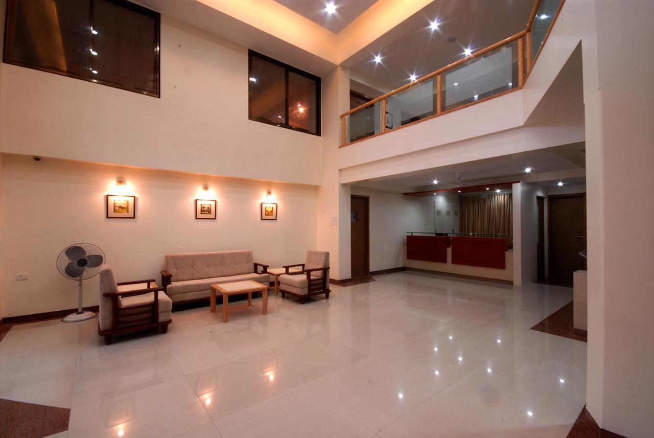 Hotel New Holiday Plaza Nashik Exterior photo