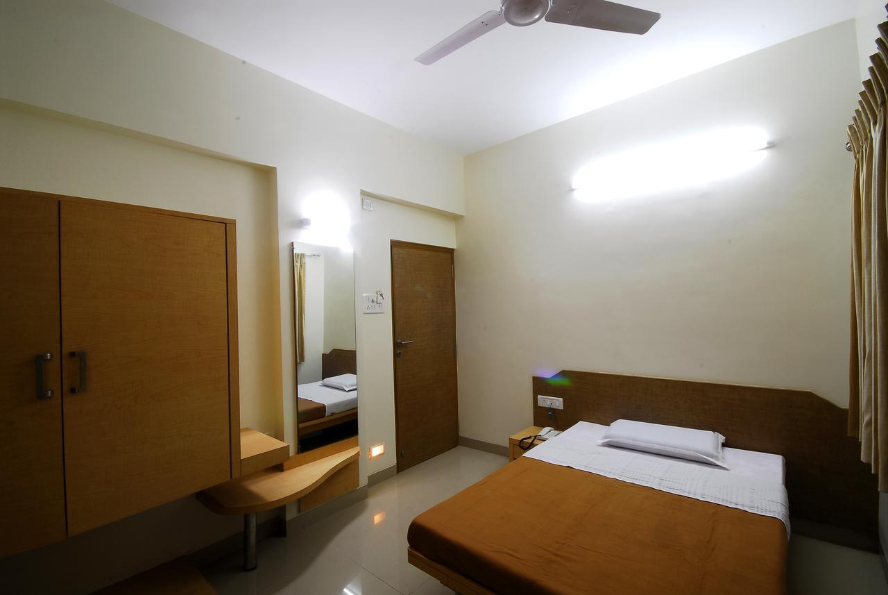 Hotel New Holiday Plaza Nashik Exterior photo