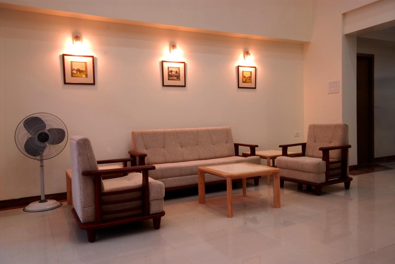 Hotel New Holiday Plaza Nashik Exterior photo
