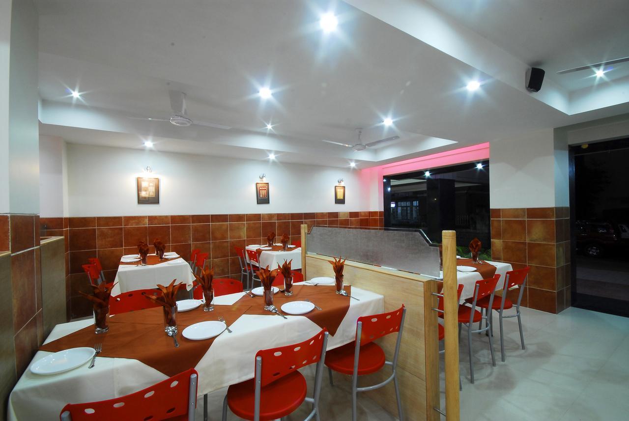 Hotel New Holiday Plaza Nashik Exterior photo