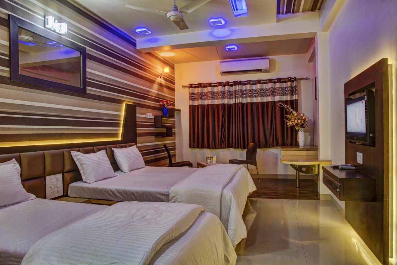 Hotel New Holiday Plaza Nashik Exterior photo